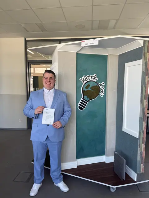 Nils Freitag (19) hält stolz seinen Meisterbrief in den Händen. Er hat seine Ausbildung zum Maler- und Lackierergesellen verkürzt und im Anschluss gleich die Meisterschule besucht. Jetzt ist er fertig und der jüngste Handwerksmeister im Kammerbezirk der Handwerkskammer Düsseldorf.  | Foto: Eduard Tusch