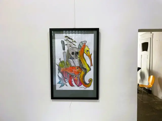 Mit dem Werk „Gegessen wird, was auf das Bild kommt“ lädt Bernd Kirstein dazu zu ein, Bildmotive als Nahrung für den Geist zu begreifen. Die Künstlerin serviert uns eine visuelle Speisekarte, in der Schädel, Messer, Seepferdchen, Fische und Blätter zu Zutaten eines großen Gedankengerichts werden. Jedes Element fordert heraus, regt an und hinterlässt einen Nachgeschmack an Fragen über Leben, Tod und Erneuerung. | Foto: Mülheimer Kunstverein KKRR