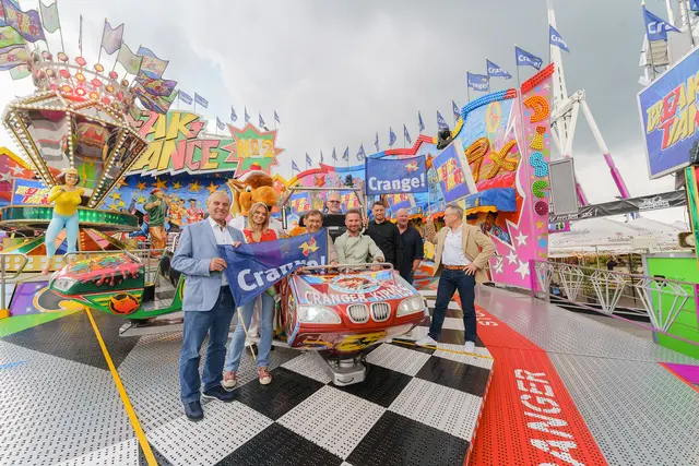 Bei der Vorstellung der neuen Crange-Gondel des Break Dance No 2 von Bonner (v.l.): Albert Ritter, Präsident Deutscher Schaustellerbund, NRW-Kirmeskönigin Pauline I. Schäfer, Kirmesmaskottchen Fritz, Hernes Oberbürgermeister Dr. Frank Dudda, Eduard Belker, Fachbereichsleiter Öffentliche Ordnung, Thomas Grass (Break Dance No 2), Alexander Neumann, Platzmeister der Cranger Kirmes, Timo Lichte, Präsident Schaustellervereinigung Herne, und Holger Wennrich, Geschäftsführer Stadtmarketing Herne). | Foto: Frank Dieper/Stadt Herne
