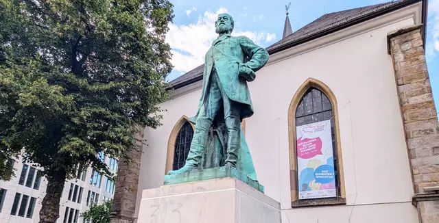 Zwei Jahre nach dem Tod Alfred Krupps wurde vor der Essener Marktkirche ein Denkmal errichtet, das den bekennenden Protestanten würdigt. Nach einer Unterbrechung als Konsequenz des Zweiten Weltkriegs steht es seit 2006 wieder an seinem ursprünglichen Platz. | Foto: Kirchenkreis Essen/Stefan Koppelmann