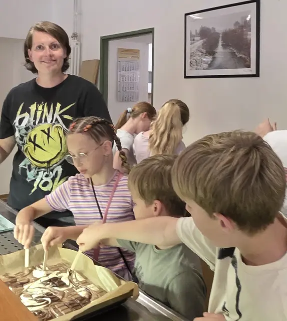 Ophelie Lespagnol betreute die Herstellung der fairen "Bruchschokolade", was offensichtlich  besonders Spaß machte.