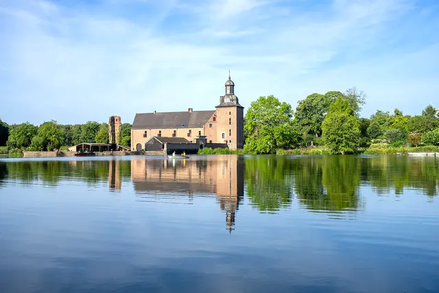 Ein wunderschönes Ensemble bilden Schloss Tüschenbroich und die Mühle. Foto:  Patrick Gawandtka