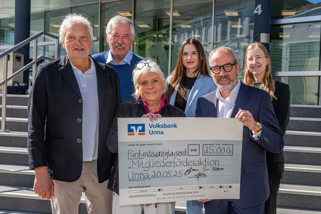 (v.l.) Dr. Klaus Berndsen (Jury), Bernhard Albers (Jury), Brigitte Henschen (Jury), Larissa Reil (Volksbank Unna), Peter Zahmel (Regionaldirektor Volksbank Kreis Unna) und Nina Müller (Dortmunder Volksbank).
Foto: Jan Heinze
