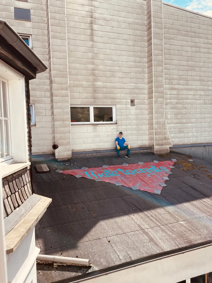 "I hate to create" eigens für Lutschiff Hugo - auf dem Dach des MMKM Museum Moderne Kunst Mülheim von JOTT KAA ( hier bei der Installation) | Foto: Mülheimer Kunstverein KKRR