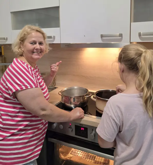 Anja Sklorz  betreute die Schokoladen-Schmelz-Vorgänge in der Bürgerhaus-Küche. 