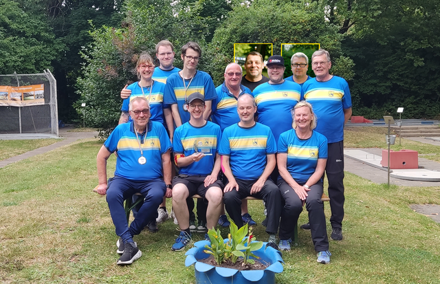 Die Vizemeister aus Essen!
oben: Melanie Menzel, Jan Peithmann, Michel Zazzi, Dirk Mühling, Günny Reinhardt (eingeblendet), Alex Deledda, Mario Barke (eingeblendet), Dirk Stamm;
unten: Herbert Adam, Dustin Raffler, Konrad Peithmann, Anita Stamm | Foto: Sarah Böse