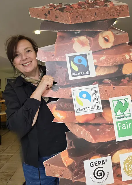 Umweltberaterin Jutta Eickelpasch von der Verbraucherzentrale führte in das Thema "Fairer Handel" ein - bevor es an die Praxis ging. 