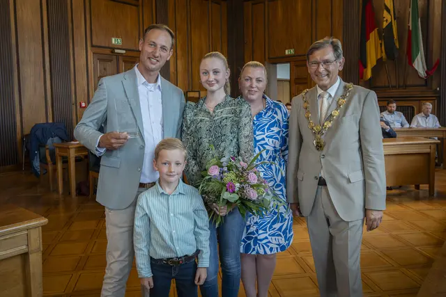 Verleihung des Awards „Bester auf Crange“ im Herner Rathaus (v.l.): Die Kölner Schausteller-Familie Bauermeister mit Ingo, Sohn Theo, Tochter Lisa und Ehefrau Patricia sowie Hernes Oberbürgermeister Dr. Frank Dudda (von links). | Foto: Thomas Schmidt