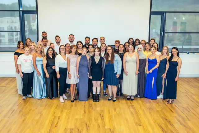 43 examinierte Pflegefachkräfte freuen sich über das bestandene Examen.