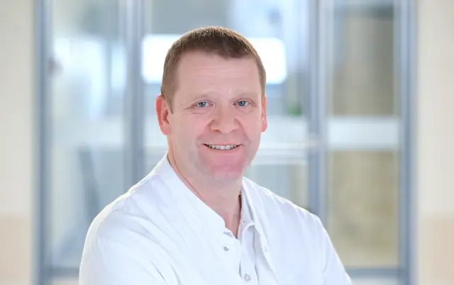 Dr. Guido Rölleke informiert am 27. August bei Medizin konkret im EvK Witten über den künstlichen Gelenkersatz.