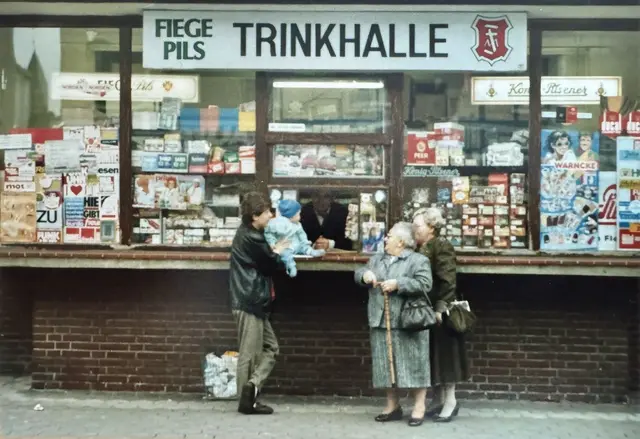(1988) – Ehefrau Marianne, Tochter Michaela, Enkel Philipp und Schwiegermutter Maria an Theo’s Bude | Foto: Michaela Bonczek 