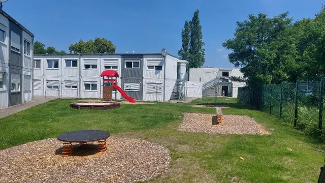 An der Gemeinschaftsunterkunft Werkstraße  gibt es neue Spielgeräte für Kinder. Foto: Stadt Hattingen
