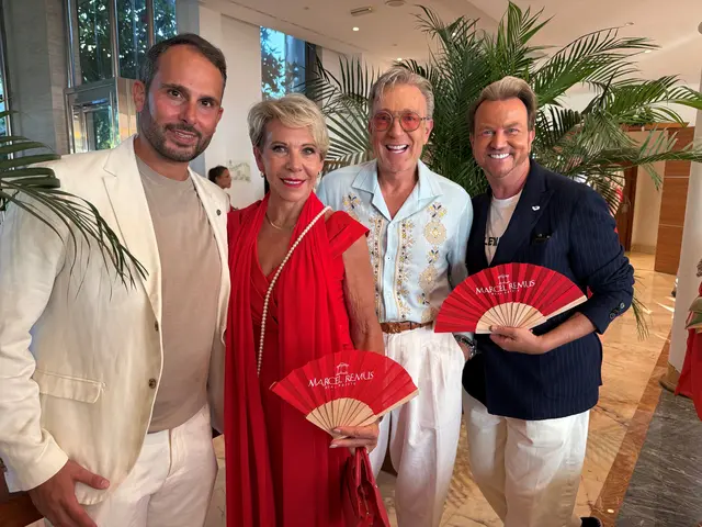 Genossen den Abend: Silke Remus mit ihrem Partner Dennis (links), Modedesigner Thomas Rath und sein Mann Sandro.  | Foto: Andrea Becker