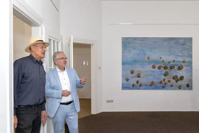 "Hommage an Miquel Barceló" in der Schau "DORN IM AUGE" Der 1. Vorsitzende des Mülheimer Kunstvereins KKRR Ivo Franz (li.) mit OB Marc Buchholz | Foto: Volker Flecht