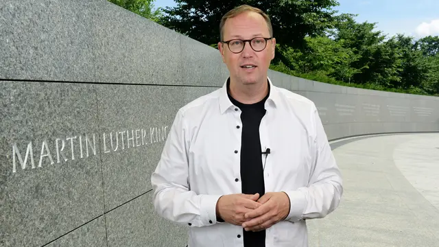 Dr. Christoph Urban, Superintendent des Evangelischen Kirchenkreises Duisburg, erinnert in seinem aktuellen Videostatement an Martin Luther King jr. und die Bürgerrechtsbewegung.
Foto/Screenshot: Rolf Schotsch