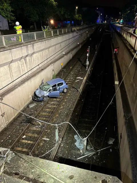 Bild, Text Polizei Duisburg / Pkw stürzt in U-Bahn-Schacht - 20-Jährigen verletzt