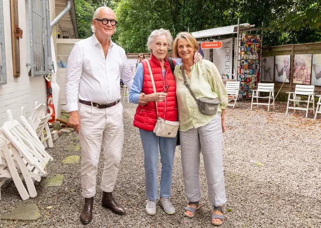 Bernd Kirstein - ab sofort Künstlername "EINSDREISSIG" - mit Christine Laube und Tochter Ines im Museumshof der Villa Artis - Familie des kürzlich verstorbenen Bildhauers Claus Peter Laube der zuletzt in der Villa Artis wirkte | Foto: Volker Flecht