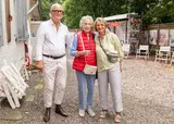 Bernd Kirstein - ab sofort Künstlername "EINSDREISSIG" - mit Christine Laube und Tochter Ines im Museumshof der Villa Artis - Familie des kürzlich verstorbenen Bildhauers Claus Peter Laube der zuletzt in der Villa Artis wirkte | Foto: Volker Flecht