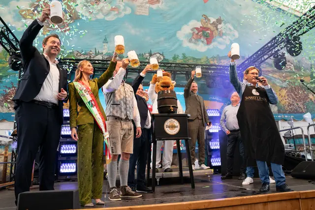 „Piel op no Crange“: Vizekanzler Lars Klingbeil (l.) und Hernes Oberbürgermeister Dr. Frank Dudda nach dem Fassanstich auf der Bühne der Cranger Festhalle. | Foto: Isabel Diekmann/Stadtmarketing Herne