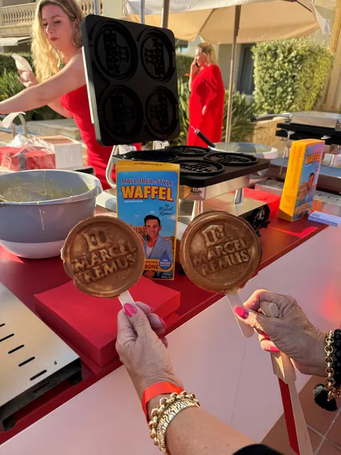 Auch für das leibliche Wohl wurde gesorgt: Neben Tapas offerierte der Gastgeber seine eigenen Marcel Remus-Waffeln. | Foto: Andrea Becker