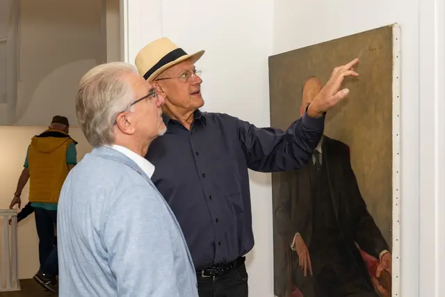 Ivo Franz erläutert das Porträt von Franzjosef Klemm aus dem Jahr 1923, das den Gründungsvorstand der Mülheimer Gesellschaft für Stromwirtschaft Gustav Knepper zeigt | Foto: Volker Flecht