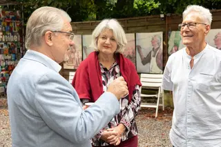 Marlies Rustemeyer und Guiseppe (genannt Pino ) Condipadaro Marchetta diskutieren mit OB Marc Buchholz | Foto: Volker Flecht