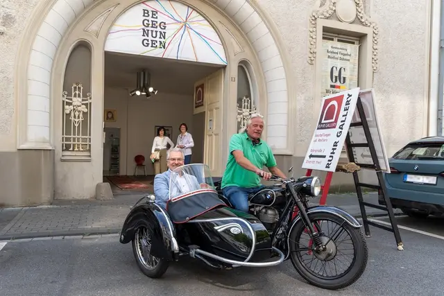 OB Marc Buchholz im Kunst-Shuttle unterwegs mit Thomas Liebermann (BMW Baujahr 1950) vor der Ruhr Gallery / Villa Artis in der Ruhrstraße 3 in der Ruhrtalstadt Mülheim | Foto: Volker Flecht