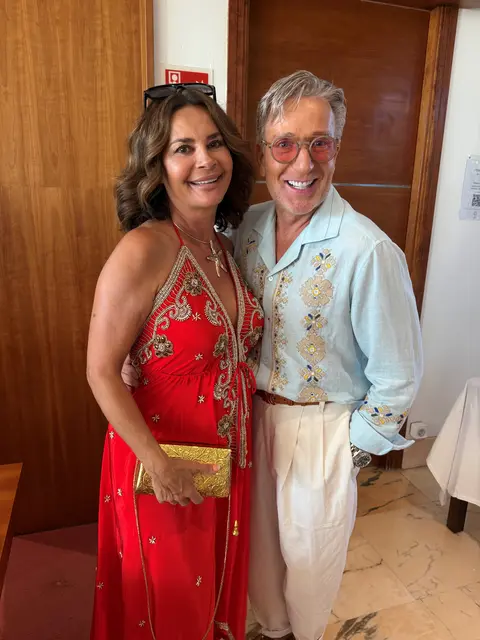 Playmate des Jahrhunderts und DJane Gitta Saxx mit Modedesigner Thomas Rath, der seine neue Haarpracht präsentierte.  | Foto: Andrea Becker