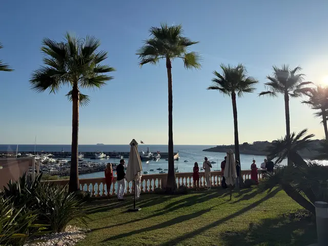So lässt es sich feiern: Das fünf-Sterne Hotel Hotel Pure Salt Port Adriano bietet einen grandiosen Blick direkt auf den Yachthafen Port Adriano und den Strand. | Foto: Andrea Becker