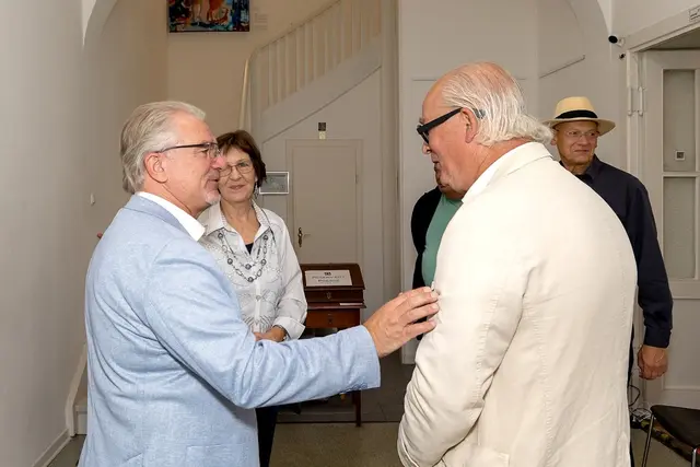 OB Marc Buchholz begrüßt Bernd Kirstein - ab sofort Künstlername "EINSDREISSIG" - in dessen aktueller Ausstellung in der Villa Artis in Mülheim | Foto: Volker Flecht