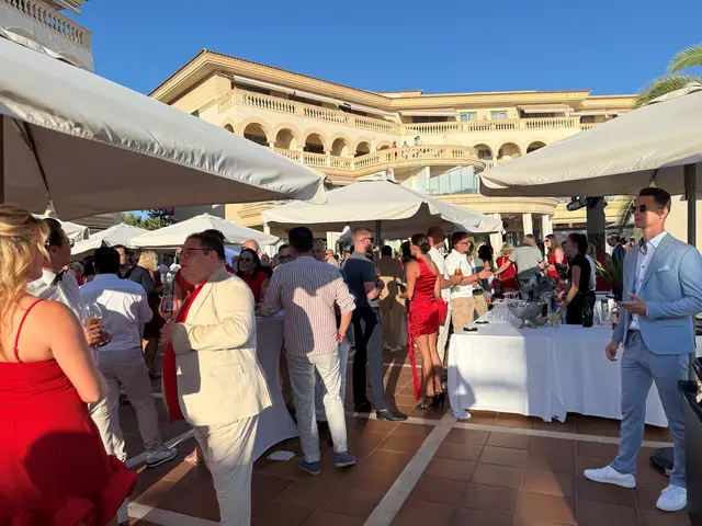 Luxuriöse Location: Die Terrasse des Hotel Pure Salt Port Adriano in Calvià, wo die 640 Gäste feierten.  | Foto: Andrea Becker