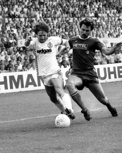 Frank Mill im Zweikampf mit dem Karlsruher Rainer Ulrich. Im Relegations-Rückspiel am 13. Juni 1980 erzielte der RWE-Mittelstürmer zwei Tore. Nach der 1:5-Hinspielschlappe reichte der 3:1-Sieg nicht zur Rückkehr in die Bundesliga.   | Foto: Rot-Weiss Essen