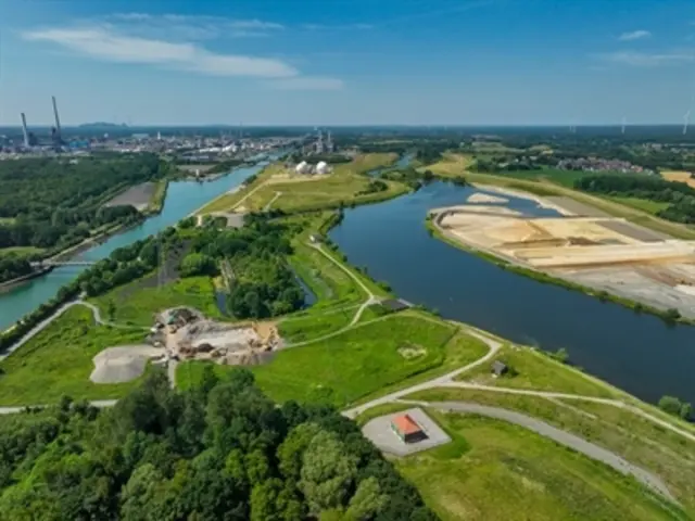 Mehr Platz für die Lippe: Auf dem Landstück zwischen dem Fluss und dem Wesel-Datteln-Kanal errichtet der Lippeverband auf 400 Metern Länge einen neuen Deich und schafft eine Auenfläche. Der Wasserverband hat in dem Bereich das Gebäude des ehemaligen Wasserkraftwerkes bereits zurückgebaut.

© Rupert Oberhäuser/EGLV