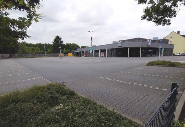 Hitzeinseln - wie der Aldi-Parkplatz an der Unterstraße in Bochum-Langendreer - verschärfen das ohnehin belastete Stadtklima. Foto: UWG: Freie Bürger