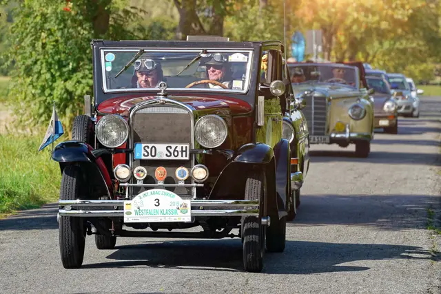 Historische Fahrzeuge so weit das Auge reicht: Am Samstag, 13. September und Sonntag, 14. September 2025 lädt Bad Sassendorf zu einem Wochenende voller Geschichte und Geschichten und mit glänzenden Oldtimern und besonderen Aktionen ein - "Zeitreise mit allen Sinnen" an beiden Tagen, ADAC Westfalen Oldtimer Festival am Sonntag.
Foto: Herbert Polder
