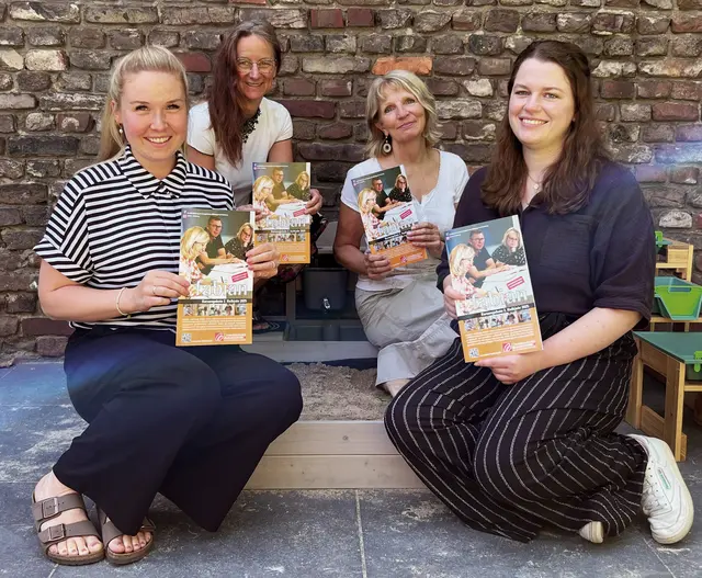 Das Foto  zeigt - von links - Vanessa Leder, Antje Knüttel, Birgit Höchter und Anna Knüfer vom EBW, die das Fortbildungsprogramm des zweitens Halbjahres 2025 präsentieren.
Foto: ebw-duisburg.de
