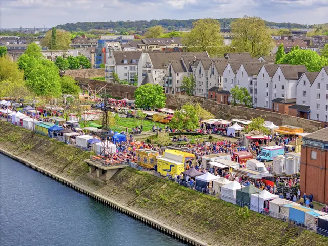 Der Marina-Markt im Duisburger Innenhafen wird am Sonntag wieder mit einer bunten Mischung an Kunst, Handwerk, Unterhaltung, Spiel, Spaß sowie Speisen und Getränken ein richtiger Famlien-Erlebnistag werden.
Foto: Ilja Höpping / Stadt Duisburg