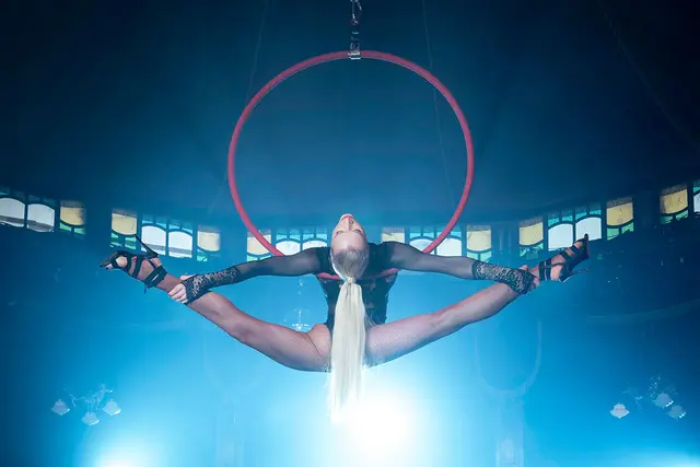 Am Luftring ist Maria Nizharadze in ihrem Element. Anmutig tanzt sie zwischen Himmel und Erde. | Foto: GOP showconcept