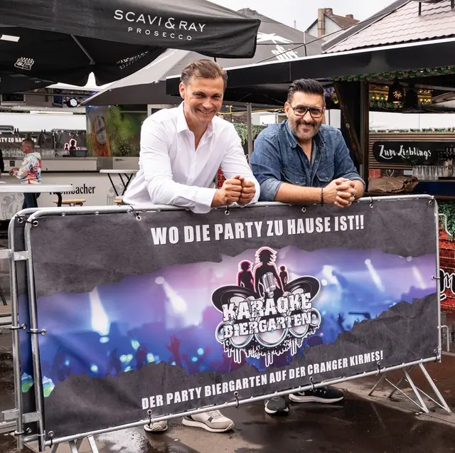 Panagiotis „Panos“ Panagiotidis (r.) und Johann „Schengel“ Meyer vor ihrem Karaoke-Biergarten. | Foto: Isabel Diekmann/Stadtmarketing Herne