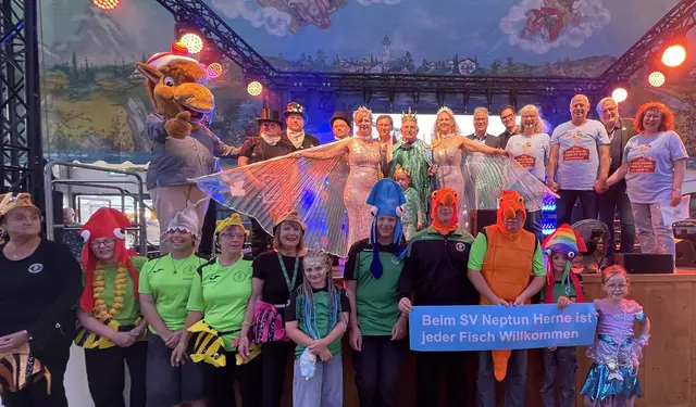 Sieger und Platzierten des Festumzuges bei den Fußgruppen mit Neptun, Meerjungfrau und Wassernixe. | Foto: JournalistenBüro Herne/Daniel Djan