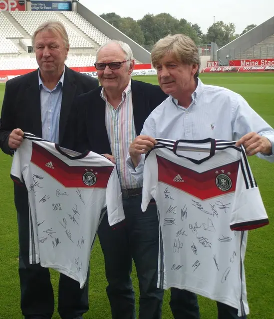 Drei RWE-Legenden, die alle auch für Borussia Dortmund gespielt haben (v.l.): Horst Hrubesch, Willi Lippens und der am 5. August verstorbene Frank Mill, der beim Pokalspiel gegen den BVB geehrt wird. | Foto: Michael Köster