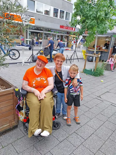 Künstlerin Hannah Long, Natascha Ernst und Linus. | Foto: esv