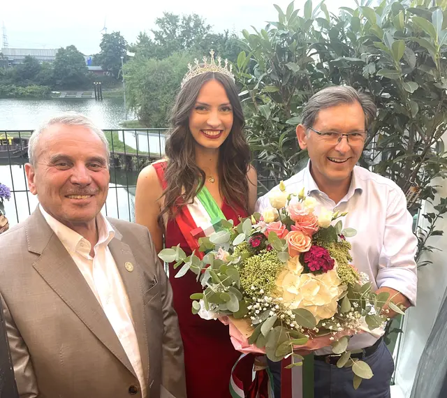 Die neue Kirmeskönigin Julia I., flankiert von Hernes Oberbürgermeister Dr. Frank Dudda (r.) und Schausteller-Chef Albert Ritter. | Foto: Stadtmarketing Herne