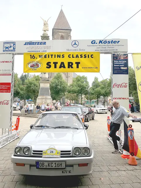 Start frei zur 17. Weitins Classic am Sonntag, 24. August. Ein Manta wie im Bild ist 2025 nicht am Start. Dennoch wird Weitins-Vorsitzender Dirk Köster (rechts) mehr als 50 Oldtimer auf dem Altmarkt anmoderieren können. Foto: Marc Keiterling