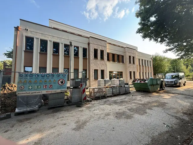Die Bauarbeiten für das Jungen-Internat an der Roßheidestraße in Brauck scheinen abgeschlossen zu sein. Die für Frühjahr/Sommer 2025 geplante Eröffnung lässt aber auf sich warten, was jetzt das "Soziale Bündnis" (BIG und DKP) auf den Plan ruft. | Foto: Soziales Bündnis 