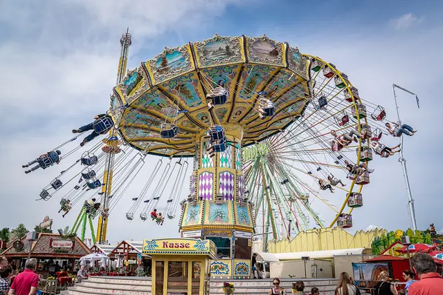 Das beliebteste Fotomotiv: Kettenkarussell, Riesenrad und Hangover.
 | Foto:  Isabel Diekmann/Stadtmarketing Herne