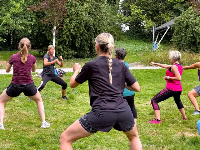 Unter der Anleitung von Trainerin Sandra Pilip trainierten rund 20 Teilnehmende mit viel Spaß im Gänsebrink.

© Stadt Marl / Pressestelle