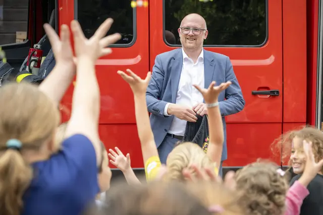 Oberbürgermeister Sören Link besuchte jetzt die Stadtranderholung 2025 auf dem Spielplatz Tempoli..Die Stadtranderholung ist eine Ferienfreizeit, die seit 73 Jahren jährlich vom Jugendamt der Stadt Duisburg durchgeführt wird.
Foto: Ilja Höpping / Stadt Duisburg 