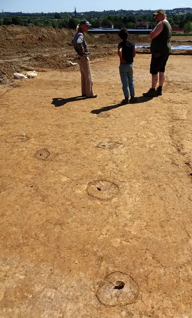 Im Norden der Fläche konnte der Grundriss eines Rössener Hauses ergänzt werden. Hier gut zu erkennen eine Reihe von Pfosten einer Seitenwand..
Foto: LWL-Archäologie für Westfalen/M. Baales