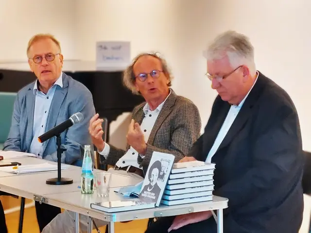 Von links auf dem Podium im Museum Lünen: Thomas Horschler (Autor), Siegfried Störmer (Moderator) und Hartmut Ganzke (Autor)während der Lesung | Foto: Foto Ursula Maria Wartmann